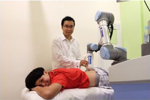 Albert Zhang and Emma performing a therapy on a patient albert-zhang-emma-ntu